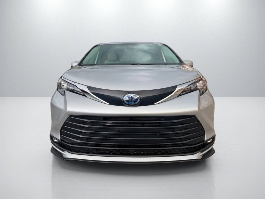 2025 Toyota Sienna Image 2
