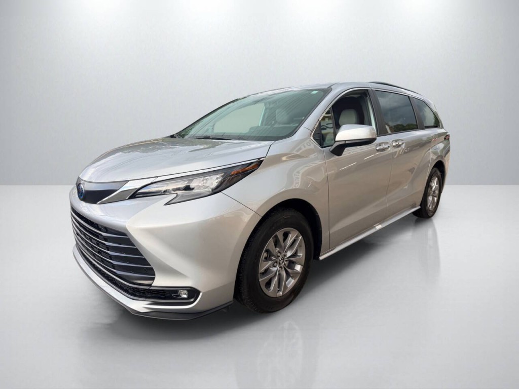 2025 Toyota Sienna Image 3