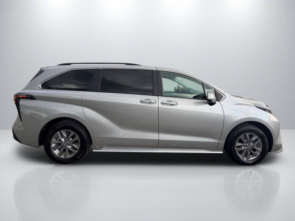 2025 Toyota Sienna Image 8