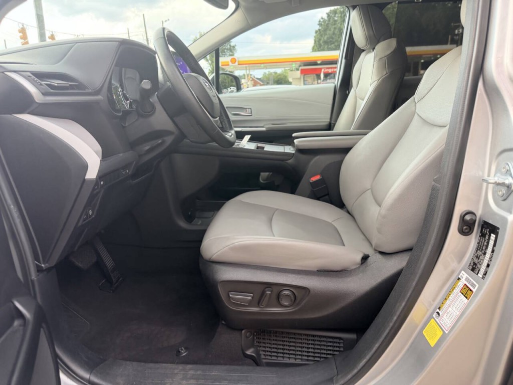 2025 Toyota Sienna Image 14