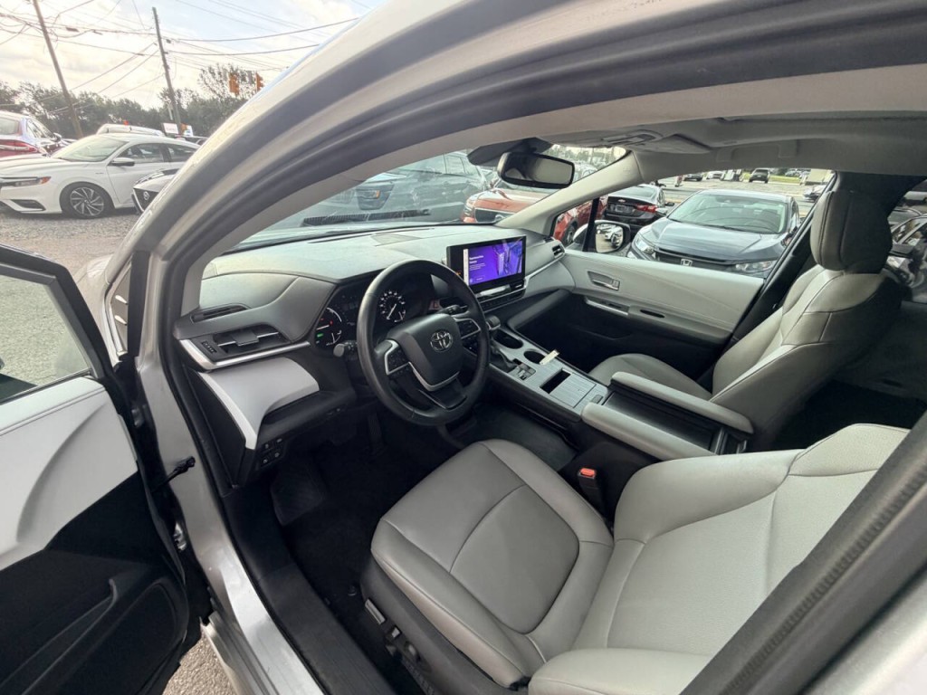 2025 Toyota Sienna Image 15