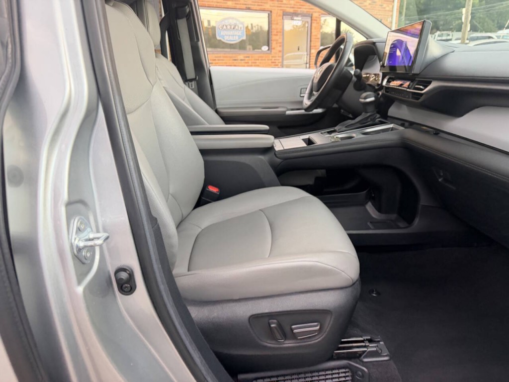 2025 Toyota Sienna Image 32