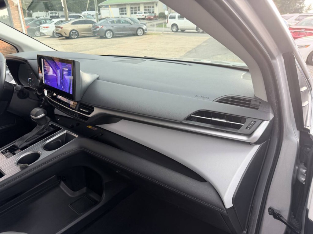 2025 Toyota Sienna Image 33