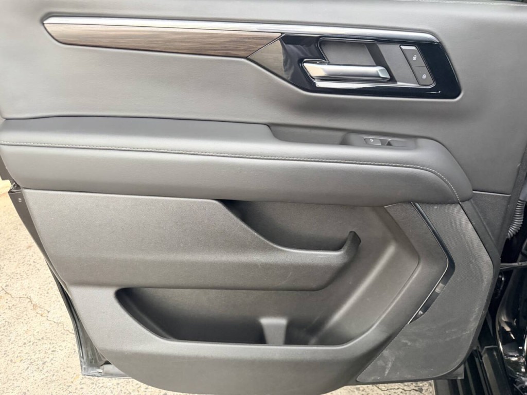2025 Chevrolet Suburban Image 25