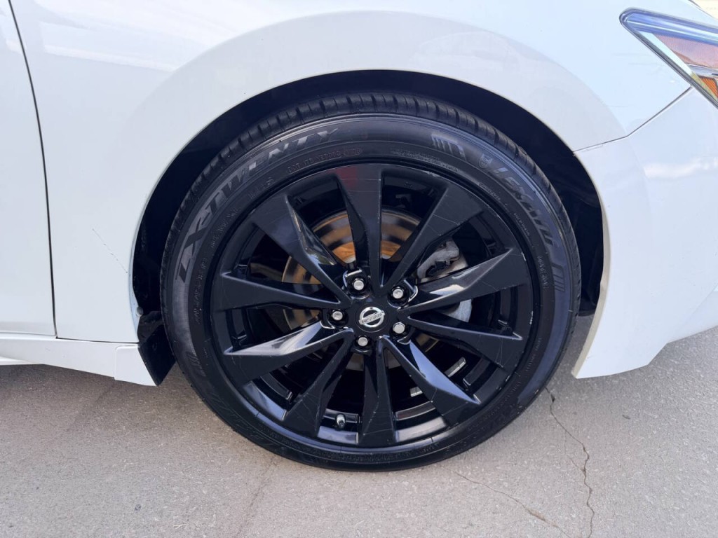 2017 Nissan Maxima Image 9