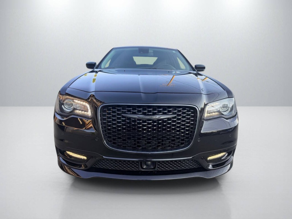 2023 Chrysler 300 Image 2
