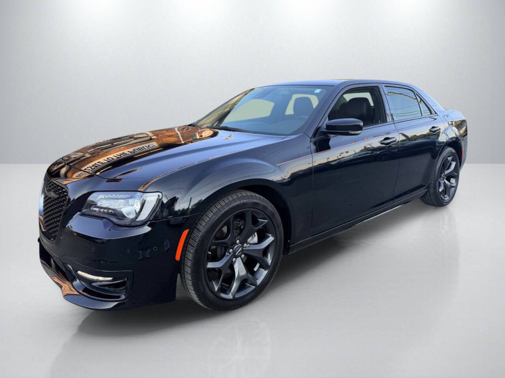 2023 Chrysler 300 Image 3