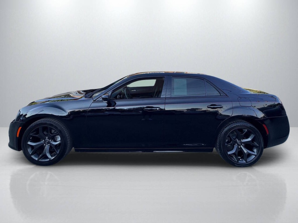 2023 Chrysler 300 Image 4
