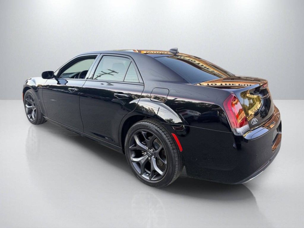 2023 Chrysler 300 Image 5