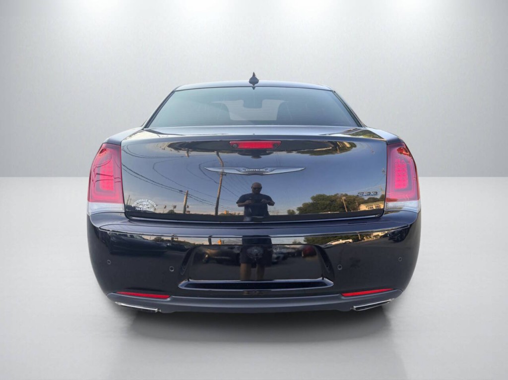 2023 Chrysler 300 Image 6