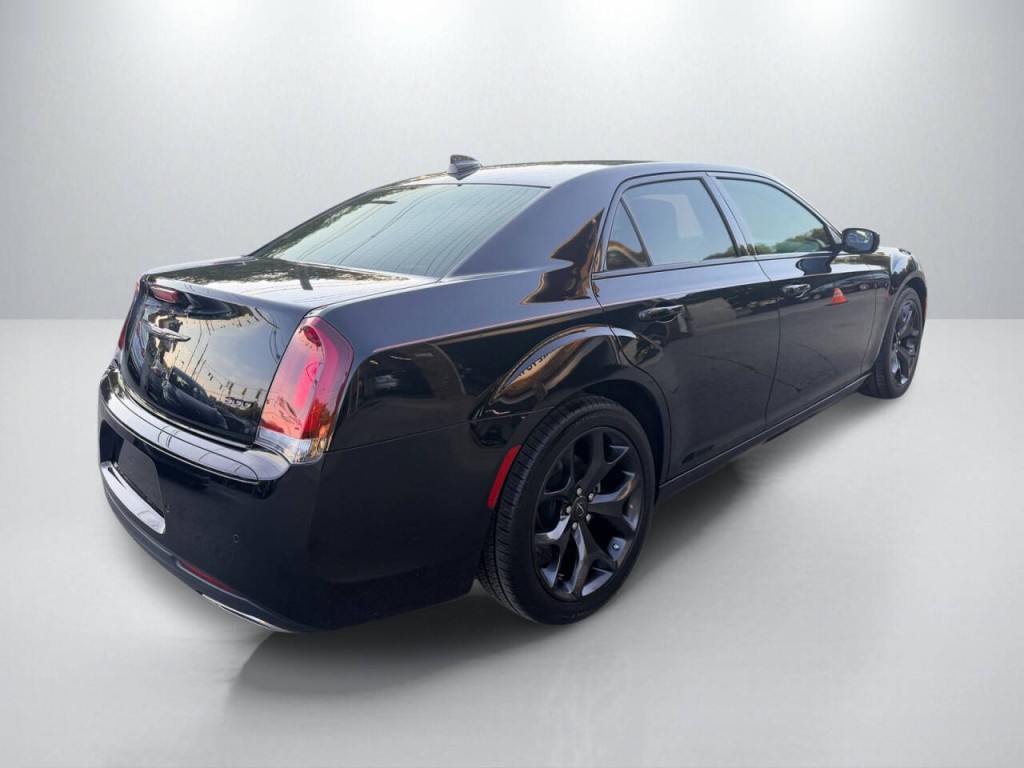 2023 Chrysler 300 Image 7