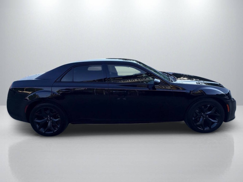 2023 Chrysler 300 Image 8