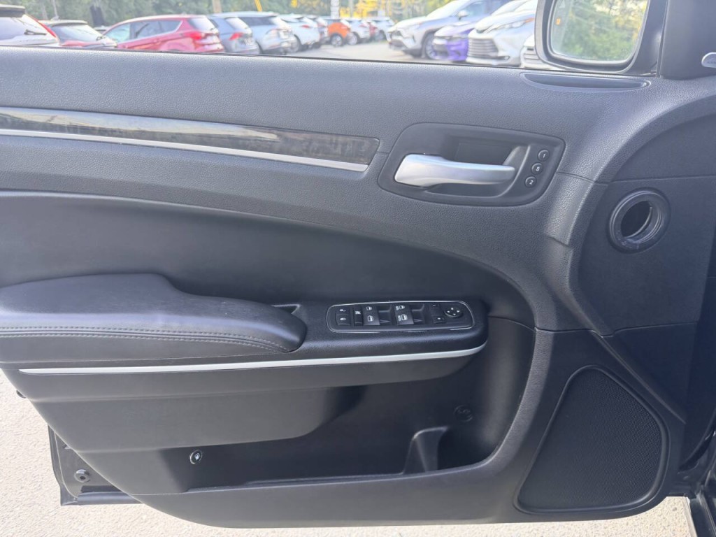 2023 Chrysler 300 Image 13