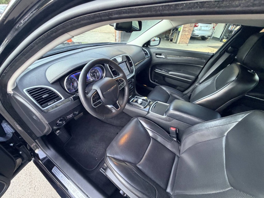 2023 Chrysler 300 Image 15