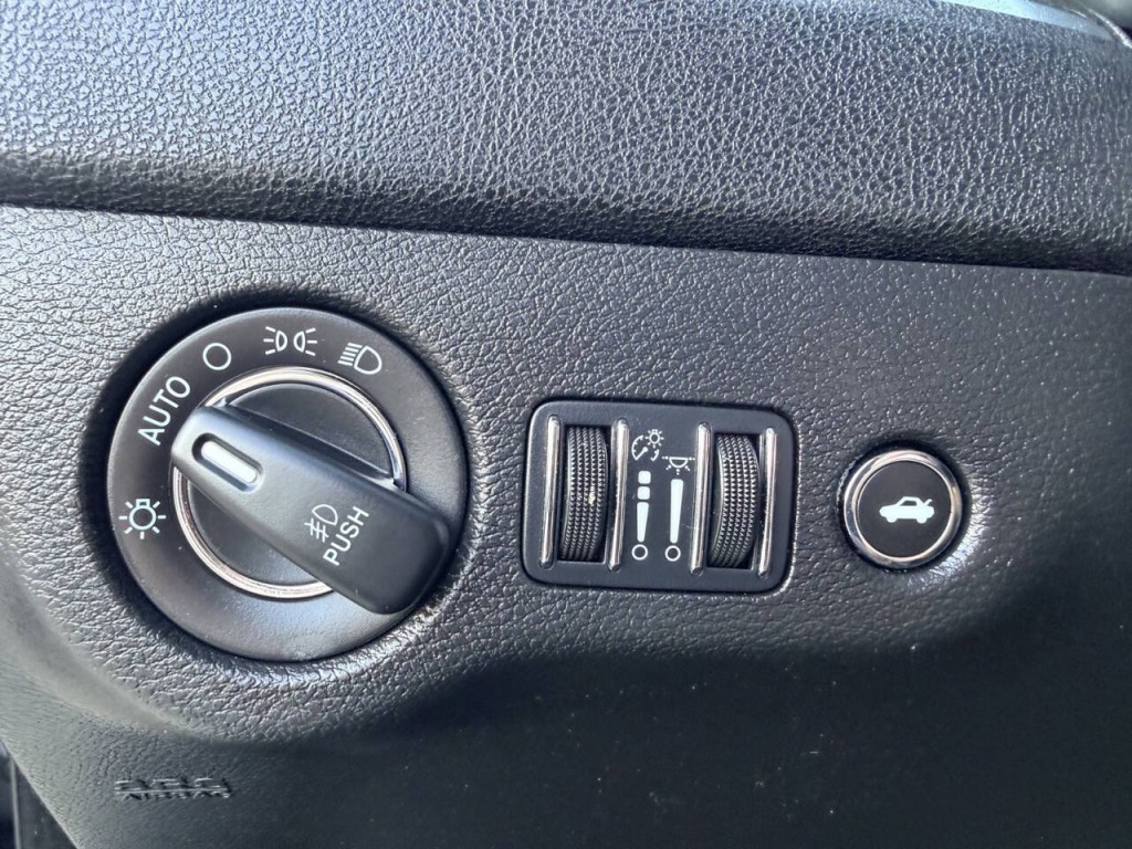 2023 Chrysler 300 Image 16