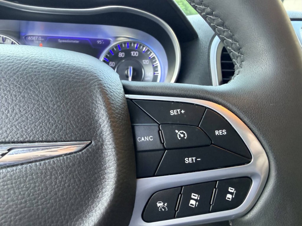 2023 Chrysler 300 Image 19