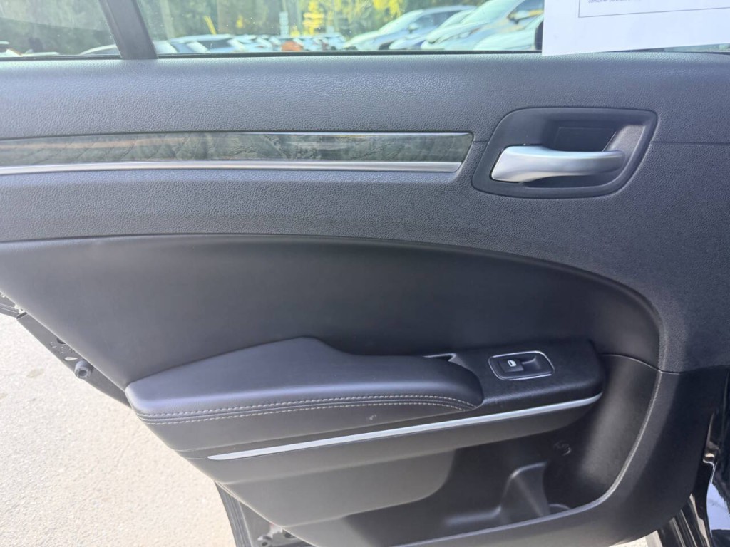 2023 Chrysler 300 Image 24