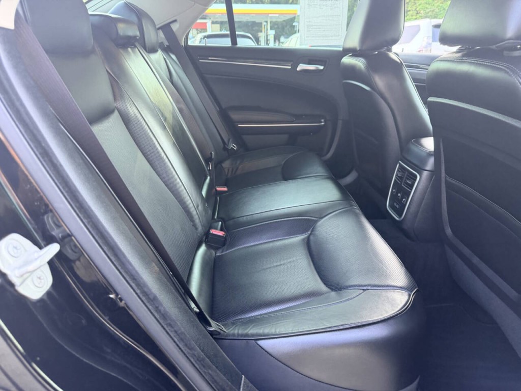 2023 Chrysler 300 Image 28