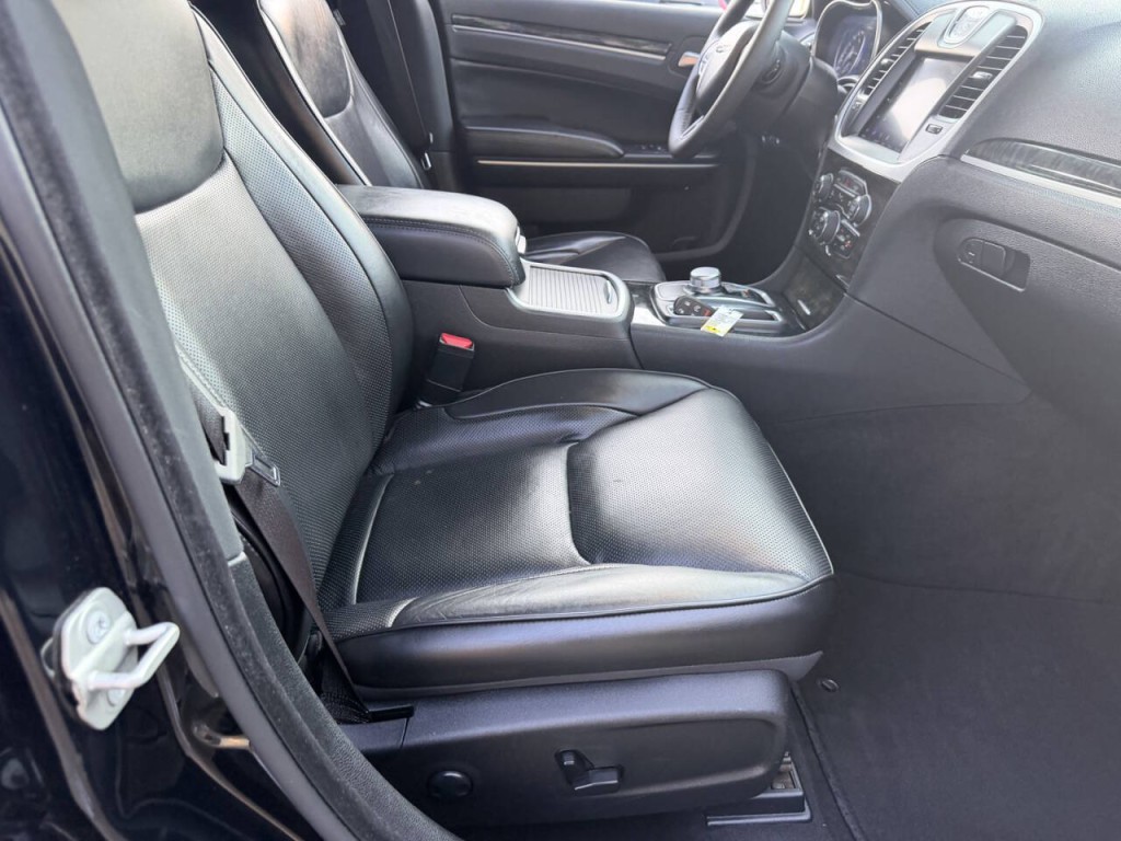 2023 Chrysler 300 Image 30