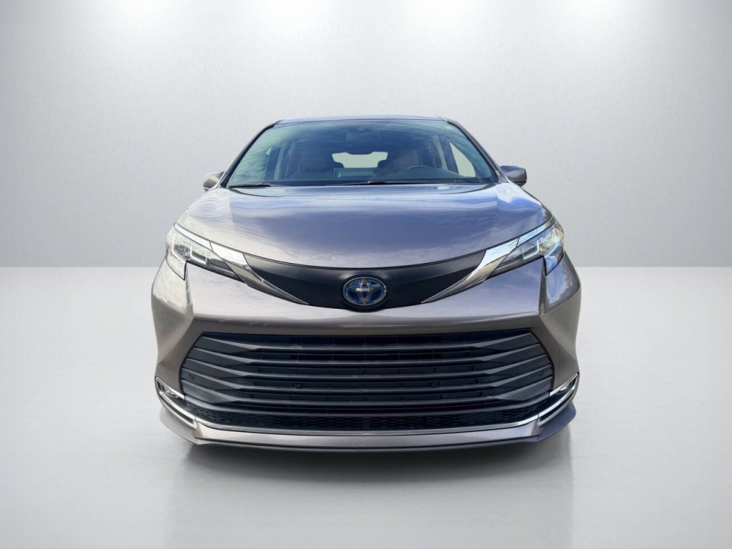 2022 Toyota Sienna Image 2