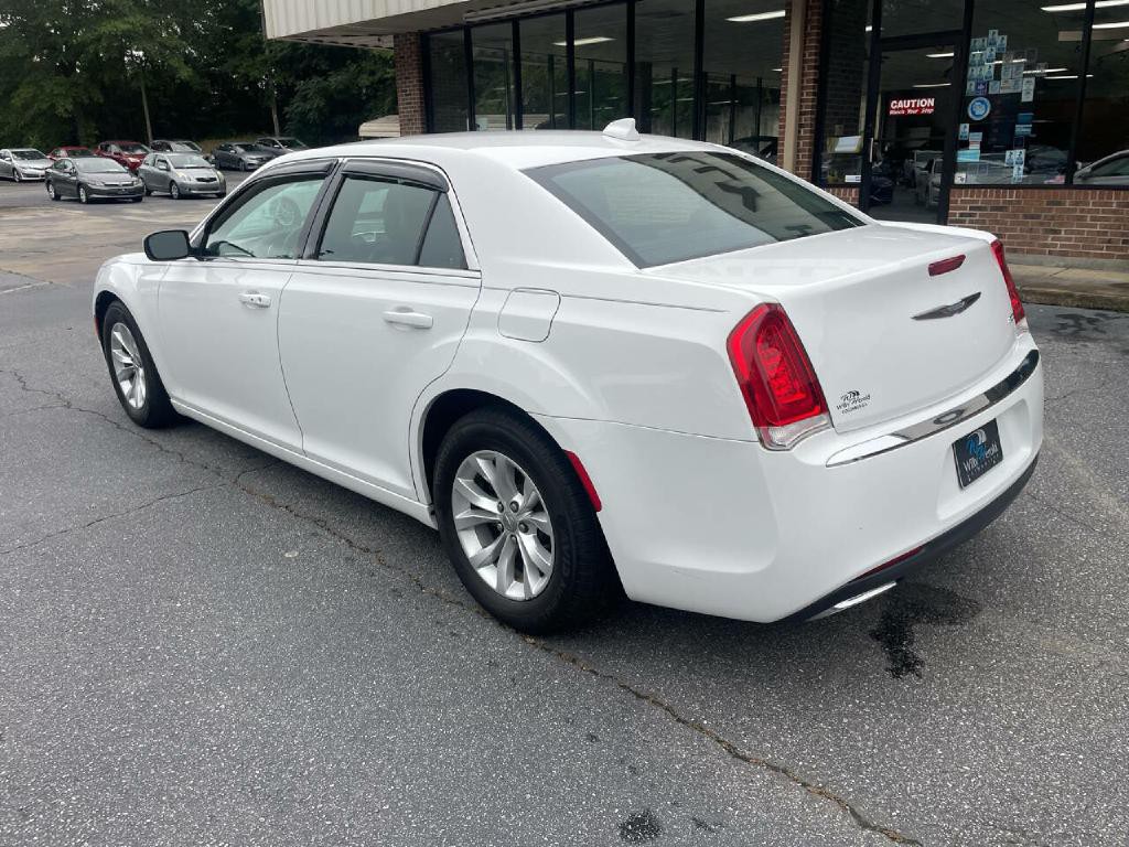 2015 Chrysler 300 Image 8