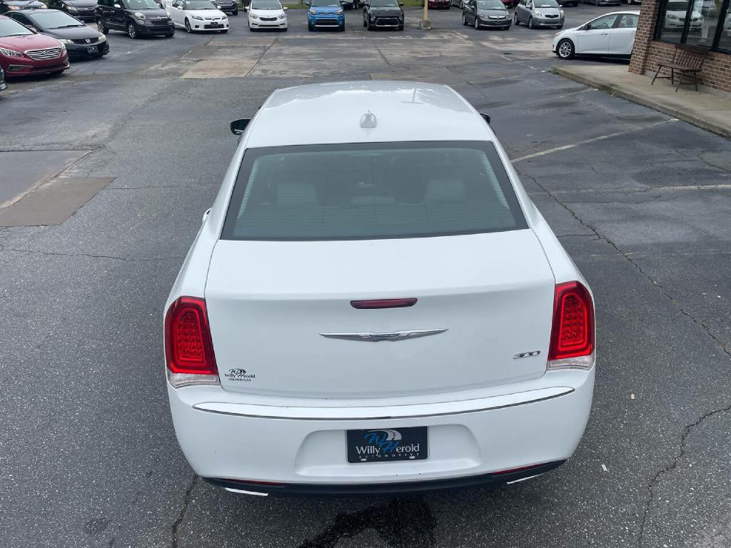 2015 Chrysler 300 Image 9