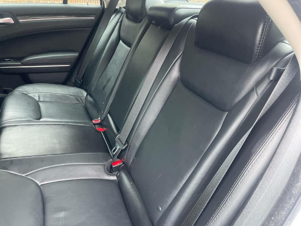2015 Chrysler 300 Image 24