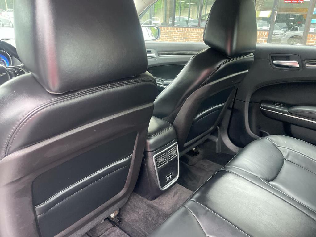 2015 Chrysler 300 Image 25