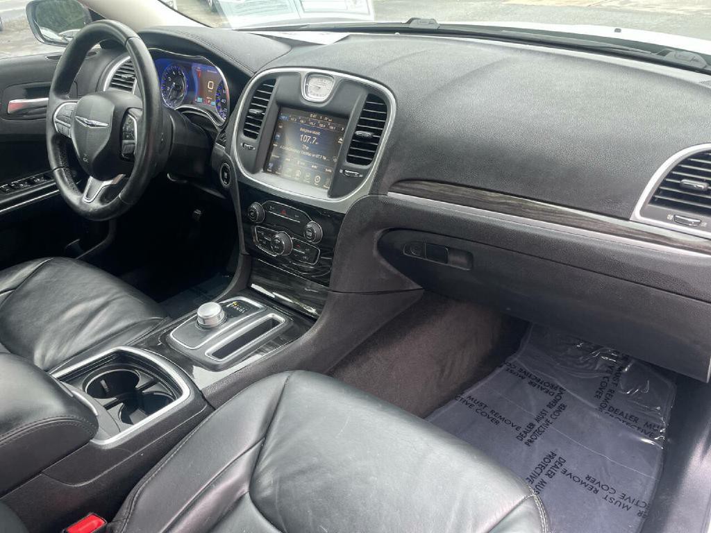 2015 Chrysler 300 Image 29