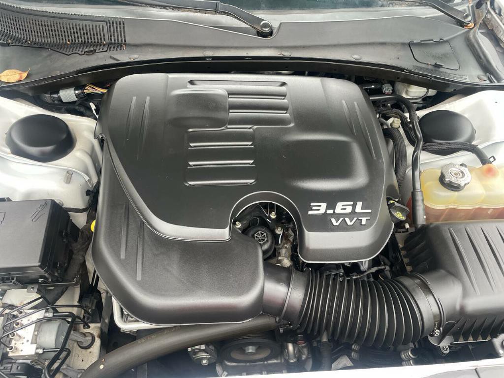 2015 Chrysler 300 Image 34