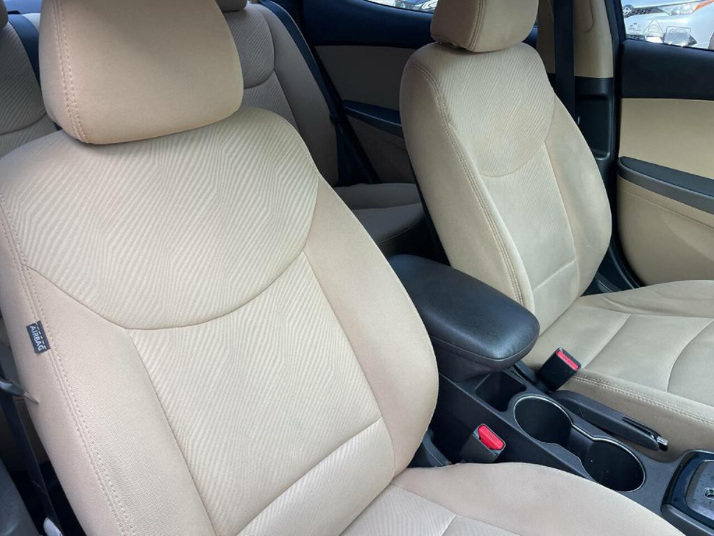2013 Hyundai Elantra Image 24