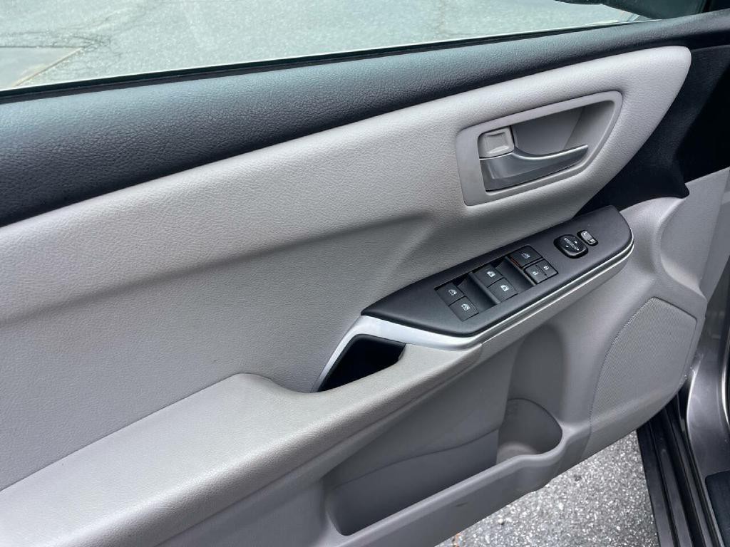 2017 Toyota Camry Image 10