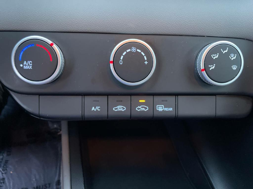 2023 Hyundai Elantra Image 18