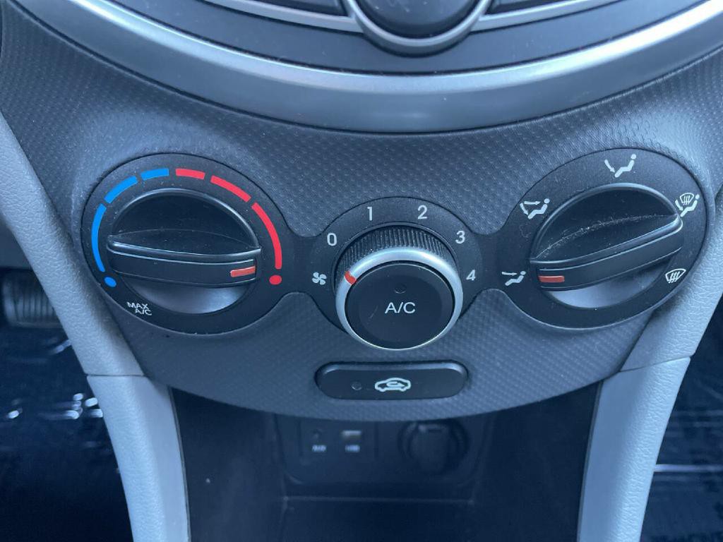 2014 Hyundai Accent Image 17