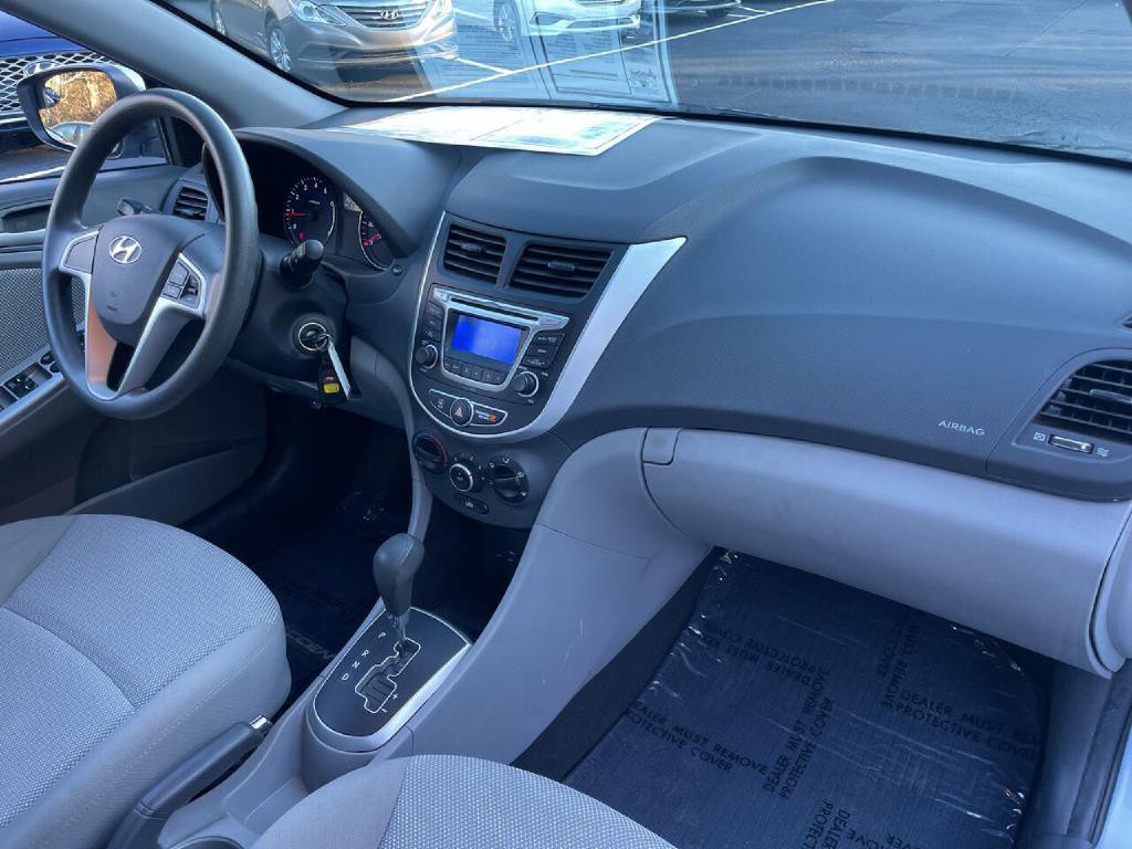 2014 Hyundai Accent Image 28