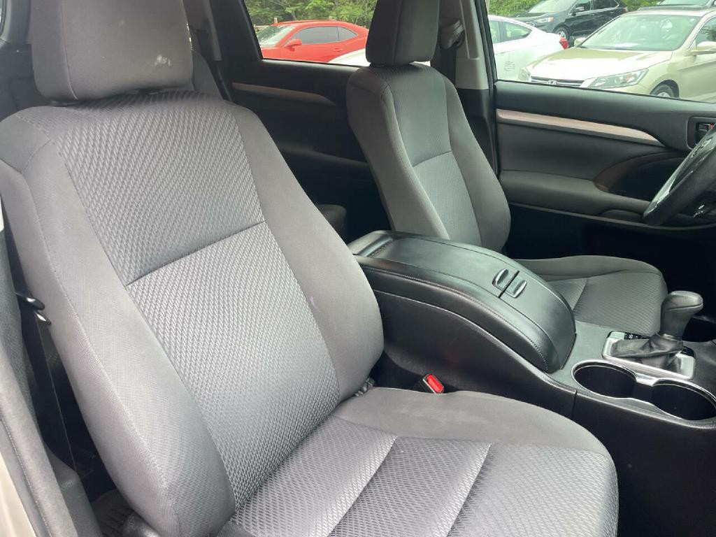 2016 Toyota Highlander Image 26