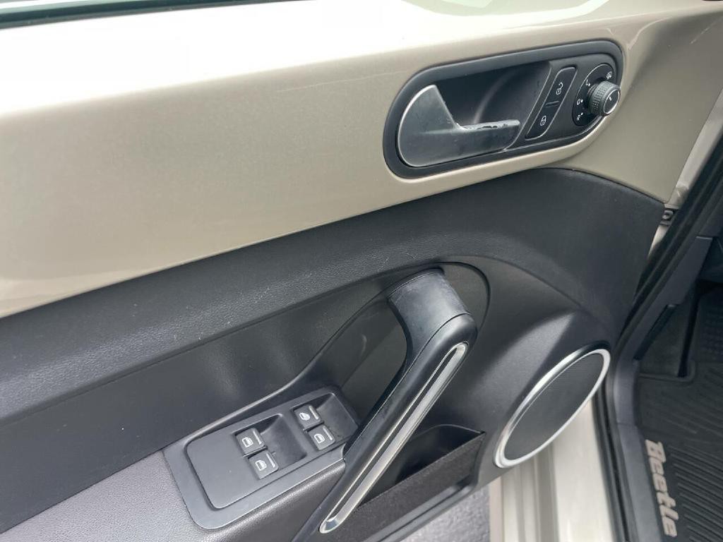 2016 Volkswagen Beetle Image 11