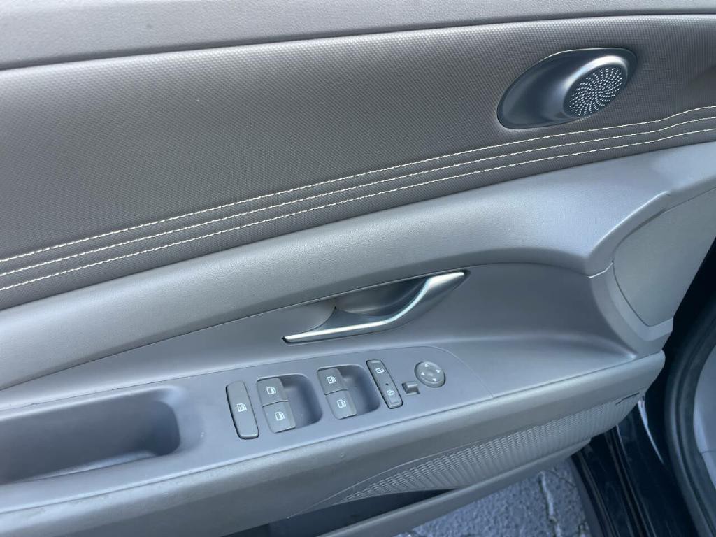 2022 Hyundai Elantra Image 11