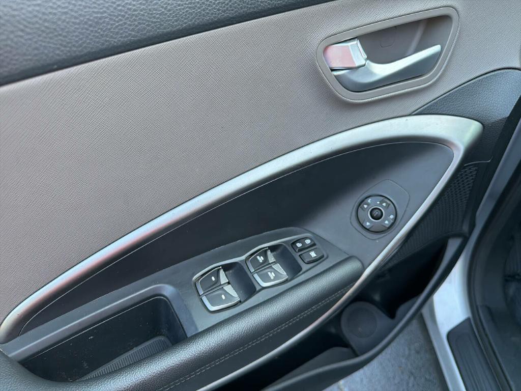 2017 Hyundai Santa Fe Image 11