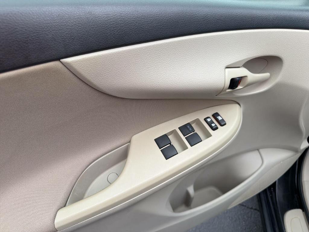 2013 Toyota Corolla Image 11