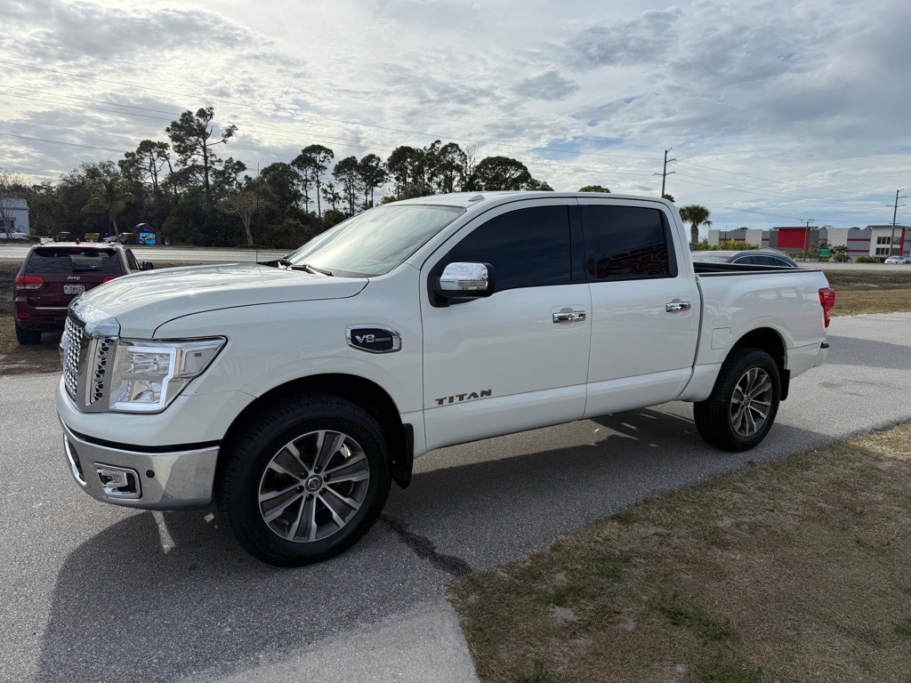 2017 Nissan Titan Image 8