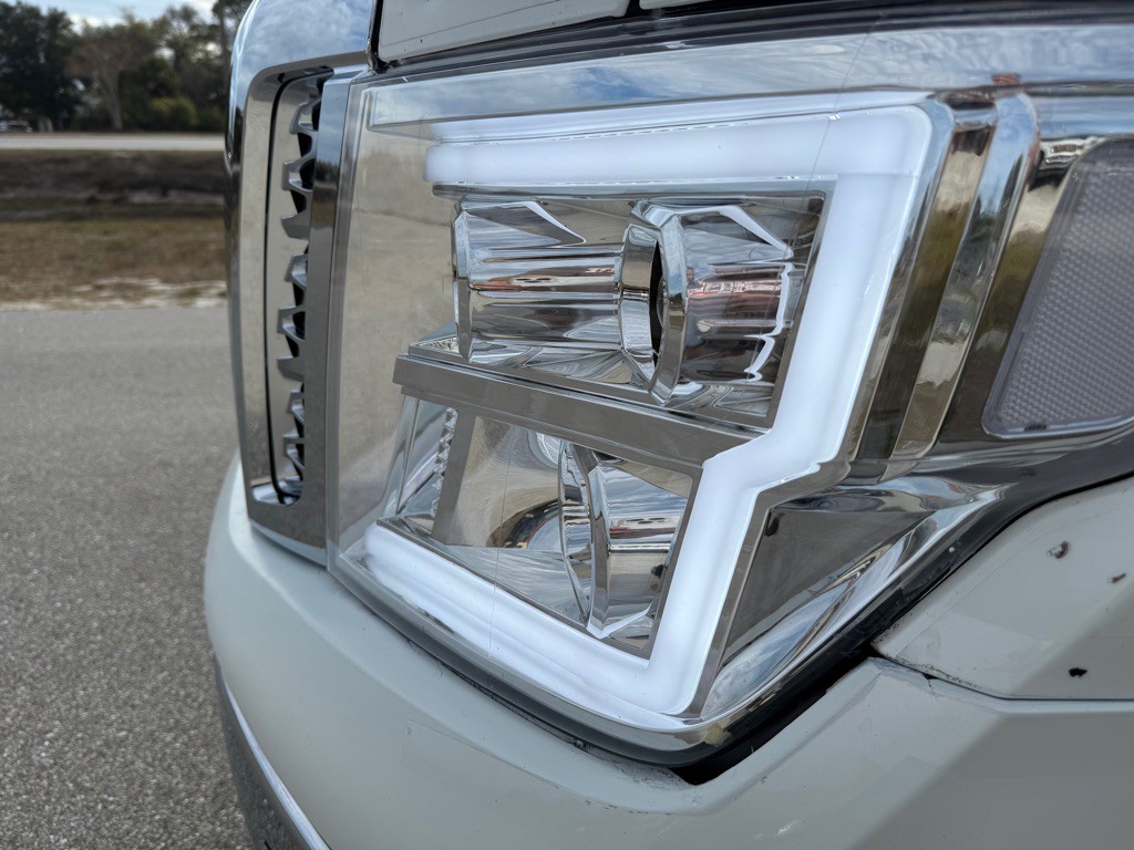 2017 Nissan Titan Image 9