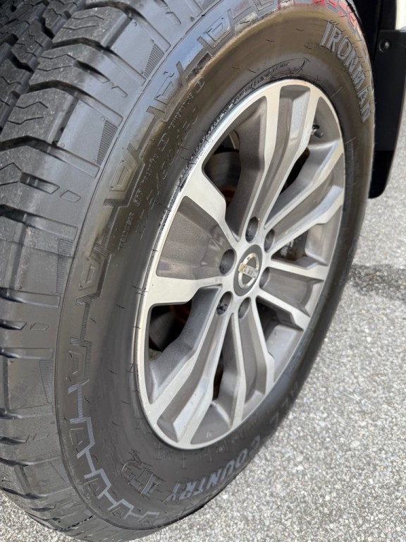 2017 Nissan Titan Image 10