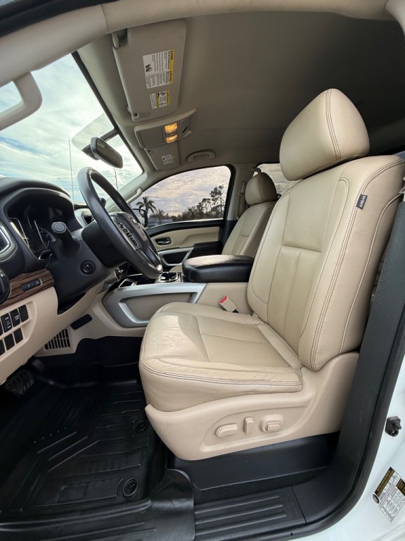 2017 Nissan Titan Image 12