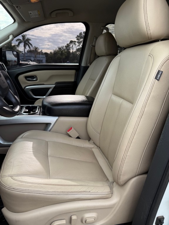 2017 Nissan Titan Image 16