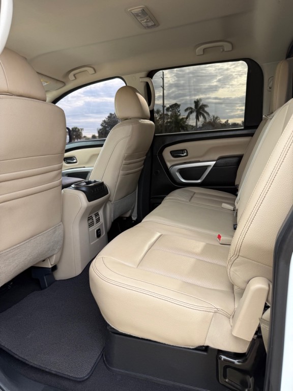2017 Nissan Titan Image 18