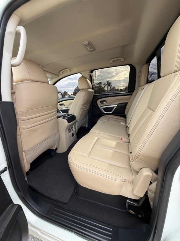 2017 Nissan Titan Image 19