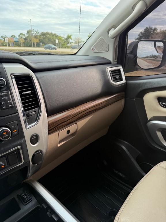 2017 Nissan Titan Image 25