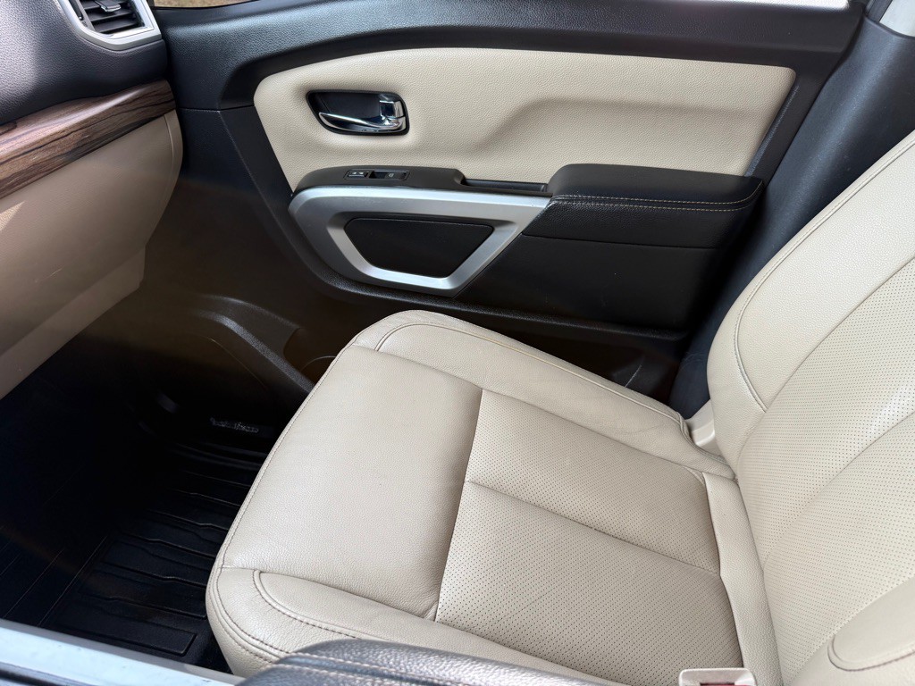 2017 Nissan Titan Image 26