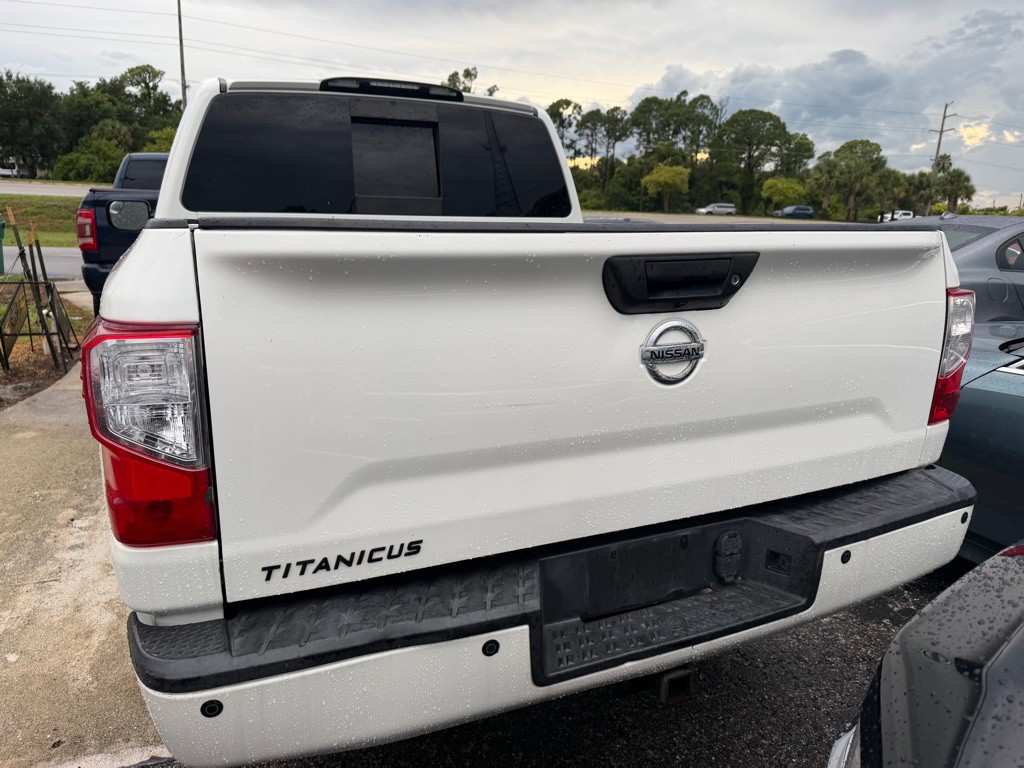 2017 Nissan Titan Image 4
